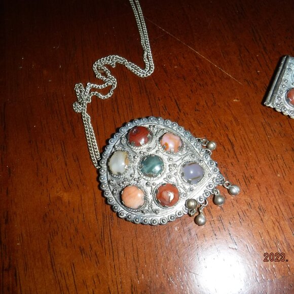 Agate Stones in a Vintage Necklace and Pendent on a silver tone setting - Picture 9 of 16